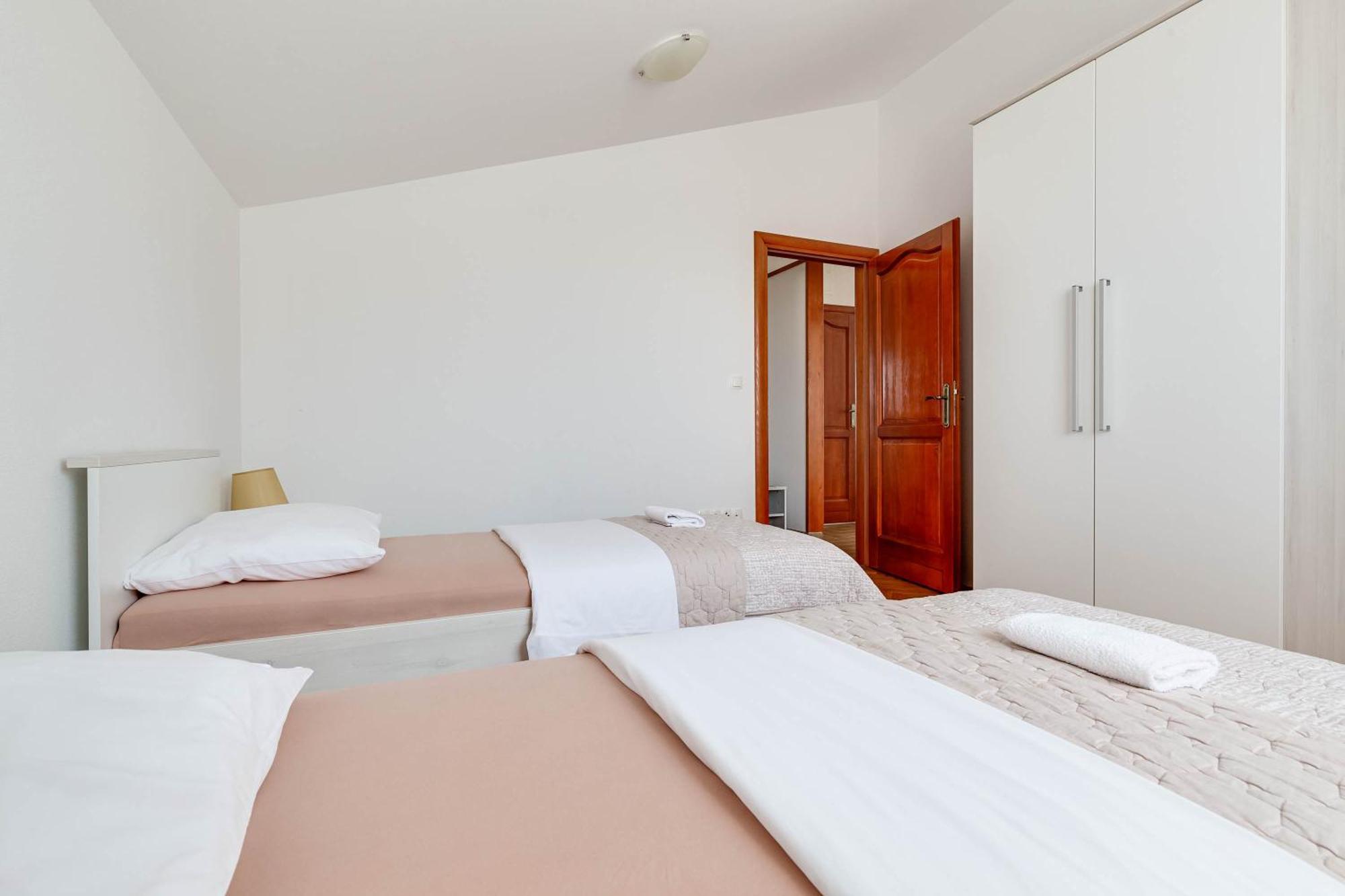 Apartmani Pocrnic Pakoštane 外观 照片