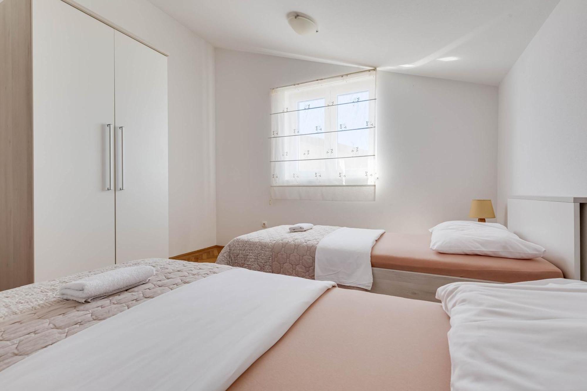 Apartmani Pocrnic Pakoštane 外观 照片